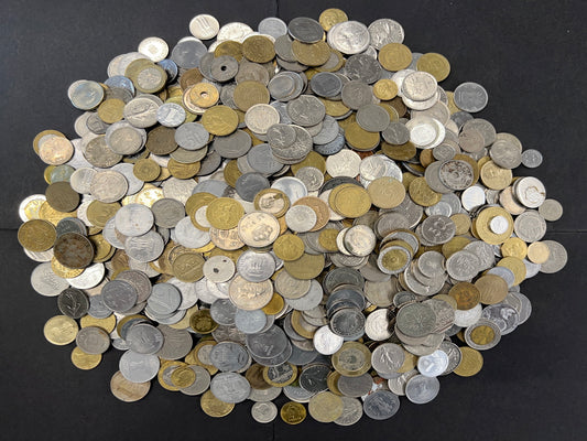 Big pile of mixed world coins